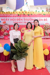 Phụ huynh tặng cây xanh