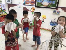 Ảnh hoạt động VS  của bé tại lớp